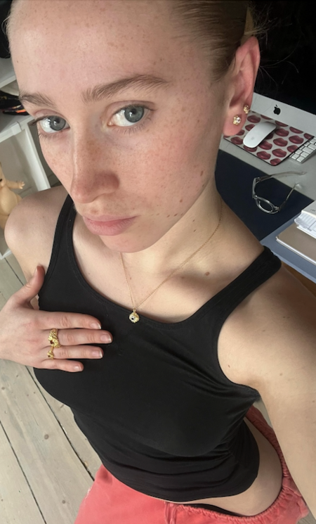 Nana iført Wild Cliff halskæde udført i 925 ren sterlingsølv belagt med 18 karat forgyldning isat en hvid zirkonia.