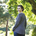 Model iført strikket granitgrå bluse Elisabeth designet af Ellen Holm fra bogen I skovens dybe Strikkero, strikket i Isager garn