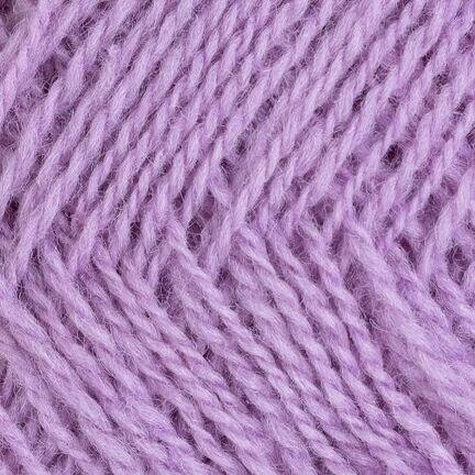 close up af garnet finull fra Rauma i farven lavendel 471