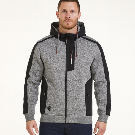 Mand bærer åndbar mørkegrå herrejakke med hætte og lynlås i sporty design