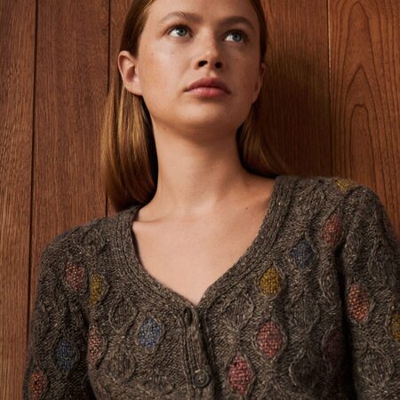 model ifoert strikket aronia cardigan i moerk udgave fra helga jona