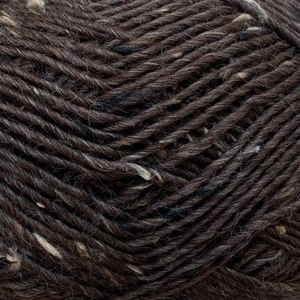 Close up af garnet lama tweed fra camarose farven mørkebrun