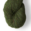 Close up af Isager Tweed i farven bottle green