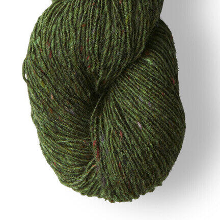 Close up af Isager Tweed i farven bottle green