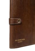 close up af project 14-xl-etui-til-strikkepinde fra re-designed-laeder i farven woodsmoke