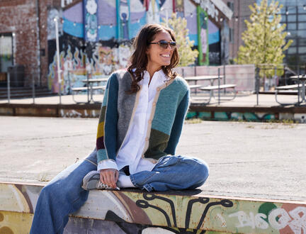 model ifoert strikmodellen 'Nærmiljø', strikket i isagergarn, designet af annette danielsen fra bogen 17 gavle