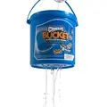 De 8 Chuckit Ultra bolde skylles med vand i deres Chuckit Bucket, og vandet løber ud gennem drænhullerne i bunden af spanden.