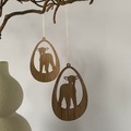 Påskeæg ornament i træ med forårslam i eg og valnød
