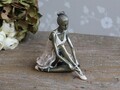 Ballerina siddende fra Chic Antique