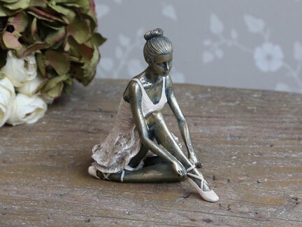 Ballerina siddende fra Chic Antique