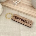 Nøglering i træ med teksten Postkassen