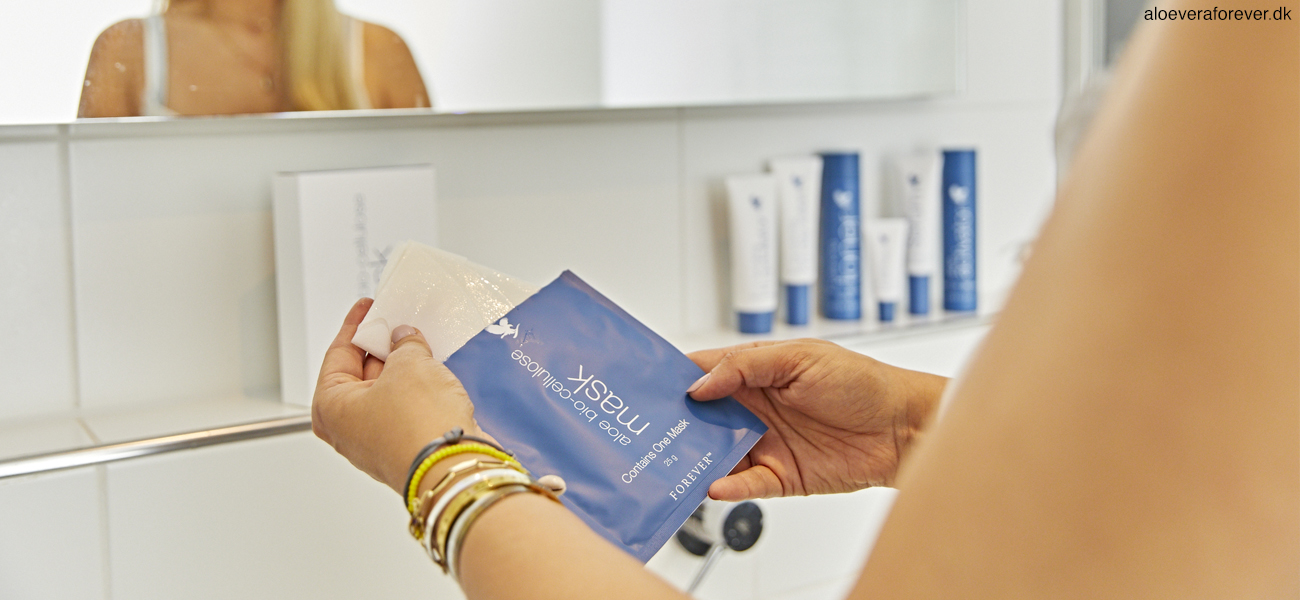 En pose med aloe bio-cellulose mask åbnes af kvinde
