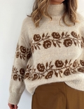 Model iført Leknits Rosie sweater set forfra lys sweater med brunt rosemønster