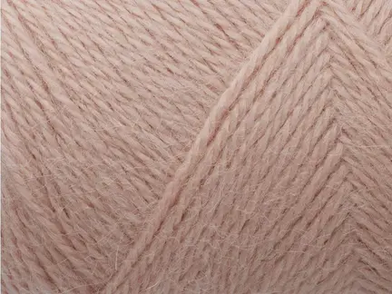 close up af garnnoegle af maerket vilja fra filcolana farve light blush 334