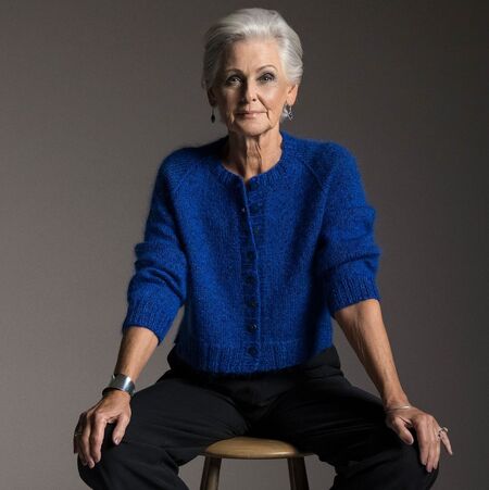 Model iført strikket cardigan Lotta fra filcolana. Strikket i Arwetta, Tilia og paia garn