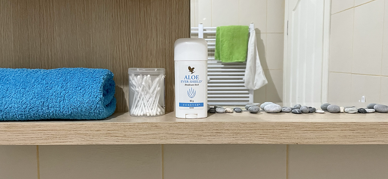 Aloe Ever-Shield Deodorant stift på hylde i badeværelse