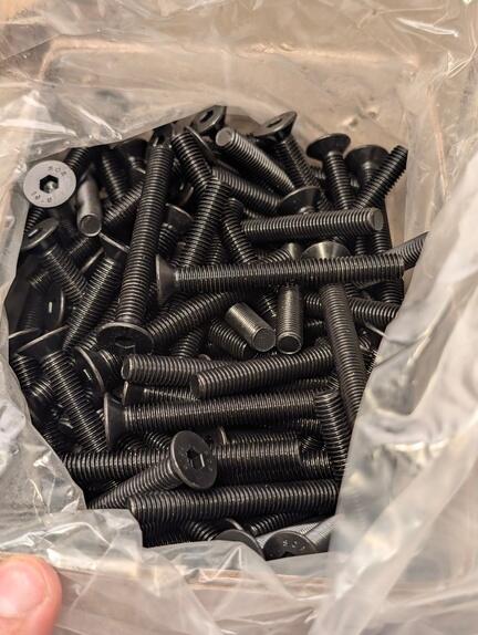 Nærbillede af SECOR M8x70 mm bolte i en gennemsigtig plastpose. Man kan se de sorte undersænkede hoveder med indvendig sekskant (unbrako) og den præcise gevindskæring på det sorte legerede stål i klasse 10.9.