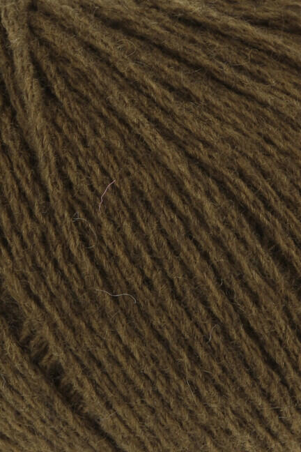 close up af garnnoegle af maerket yak fra lang yarns i farven lys brun