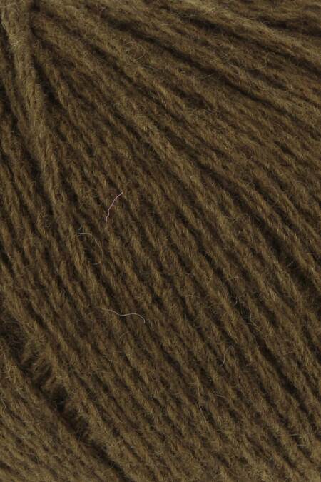 close up af garnnoegle af maerket yak fra lang yarns i farven lys brun