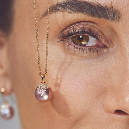 Medina iført CHLOÉ øreringe i 14 karat guld med 0,39 ct. brillanter W.SI og rosa kulturperle.