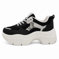 Chunky sort sneaker med slangemønster og hvid sål
