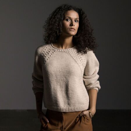 Model iført heartline fra filcolana strikket i peruvian og alva farven marzipan 977