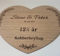 Personligt kobberbryllup hjerte i træ med gravering af navn og dato – 12,5 år