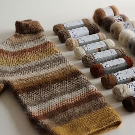 sweateren color vibes designet af vesterby krea for filcolana ved siden garnerne vilja og tilia i brunlige nuancer