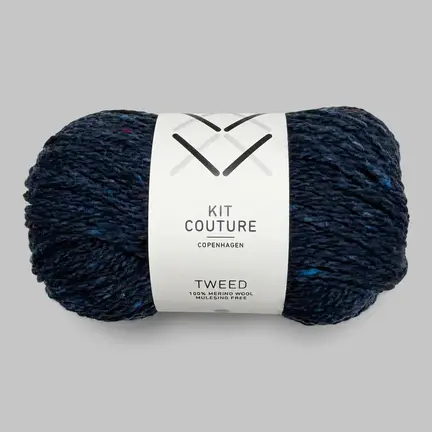 Nøgle af Kit Couture Tweed garn i farven Midnatsblå 514, mørk blå merinould med tweednister i blå, lilla og røde toner.