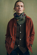 model ifoert strikket anni cowl designet af helga isager