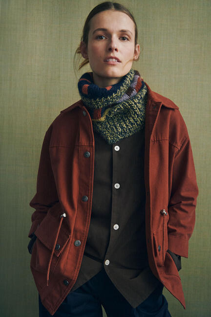 model ifoert strikket anni cowl designet af helga isager