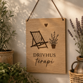 Drivhus terapi skilt ophængt blandt planter og haveinspiration