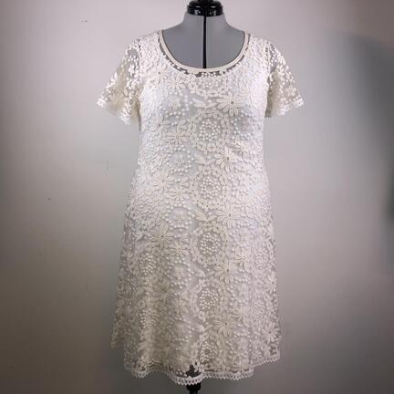 Brudekjoler fra Syfabrikken til plussize kvinder og piger. Brudekjoler i store størrelser. Brudekjole i strækblonde. Brudekjole i plussize. Enkle brudekjoler. enkel brudekjole.