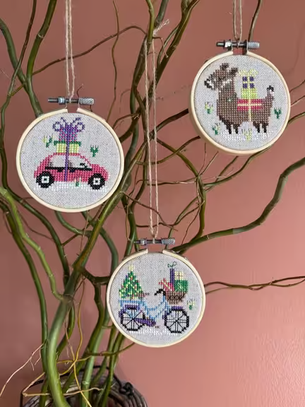 crazy juleophæng fra pomp sticth tre små broderirammer som hænger på et træ