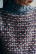 close up af japansk model ifoert marianne isagers strikkede sweater 'sakura' fra bogen et strikkeliv 3 tokyo tversted
