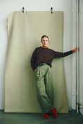 model med haand paa vaeg ifoert helga isagers strikkede otti sweater