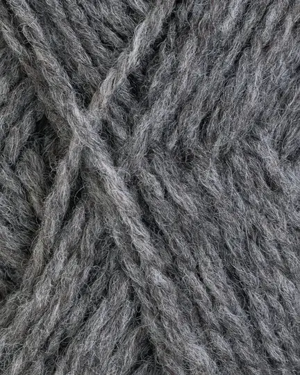 close up af garnet fviel fra rauma garn i farven mork graa meleret