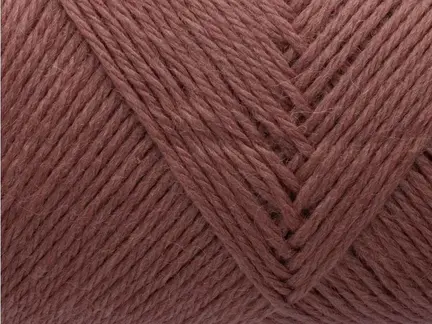 close up af garnnoegle arwetta fra filcolana i farven vintage rose 373