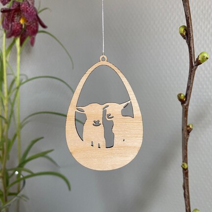 Påskeæg i træ med lam og moderfår ophængt i forårsgren