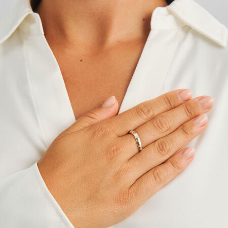 Stellina ring i 14 karat guld på modellen