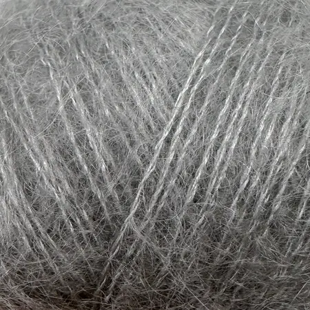 close up af garnnoegle soft silk mohair fra knitting for olive farven regnvejrsdag