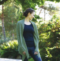 Model iført strikket grøn cardigan Benedicte designet af Ellen Holm fra bogen I skovens dybe Strikkero, strikket i Isager garn
