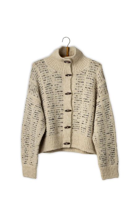 Ava Jacket produktfoto forfra – sandfarvet strikjakke med ribkrave, avismønster og seks aflange duffelknapper.
