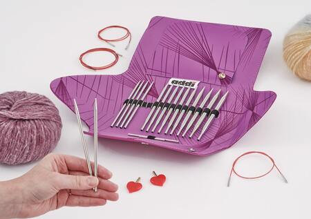 etui med rundpindesaet fra addi som er foldet ud og viser indholdet af strikkepinde og wire