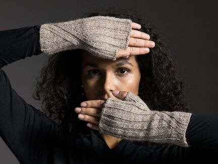 Model iført kirstine gloves strikkes i mashdale fra Filcolana