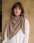Model iført Strikket Sjal tørklæde fra kit couture. Strikket i cashmere farven Camel garn fra kit couture