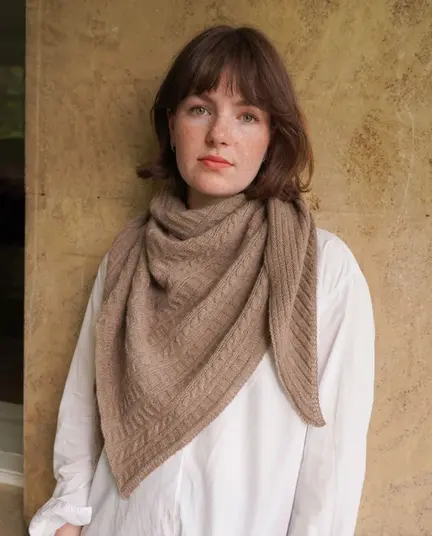 Model iført Strikket Sjal tørklæde fra kit couture. Strikket i cashmere farven Camel garn fra kit couture