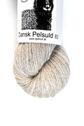 close up af dansk pelsuld 8 2 fra hjelholt i farven creme