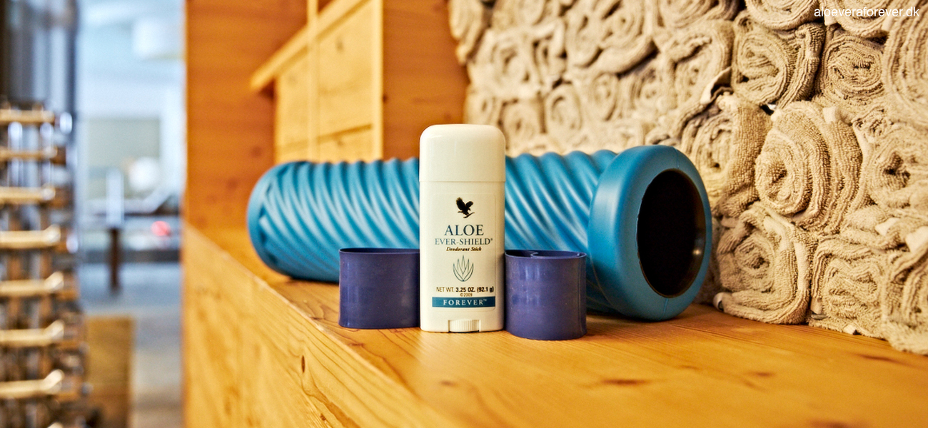 Aloe Ever-Shield Deodorant på hylde med håndklæder i fitnesscenter
