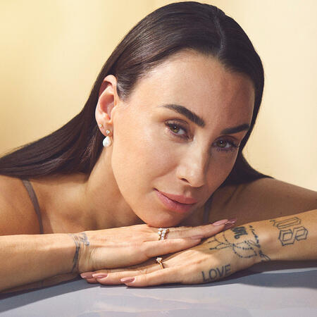 Medina iført PEARL EXTENSION vedhæng i sølv med perle.